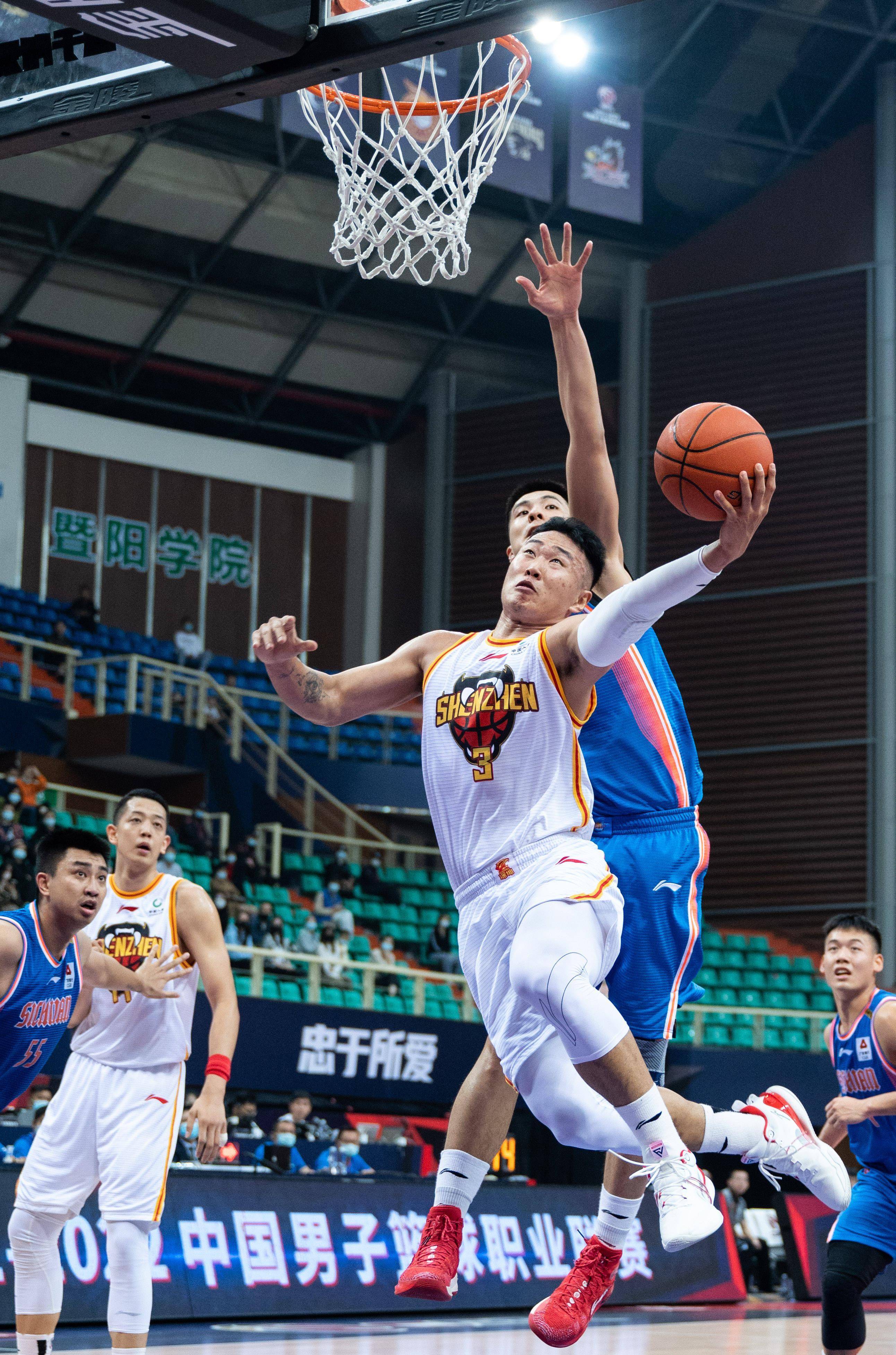 深圳男篮顽强拼搏,夺得胜利 深圳男篮顽强拼搏,夺得胜利