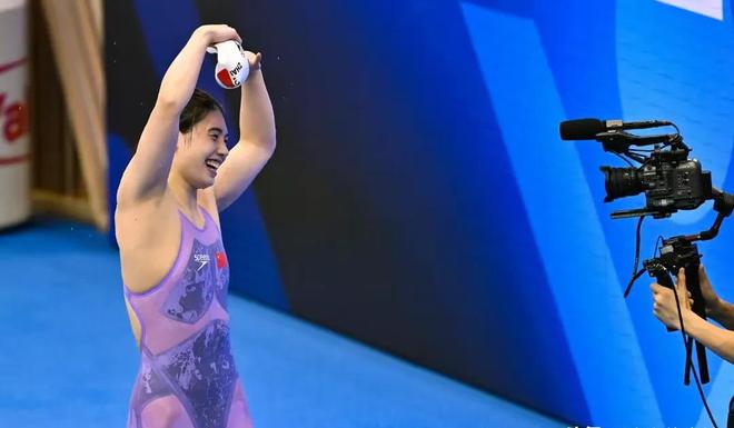 法国体操队在团体比赛中跻身前三 法国体操队在团体比赛中跻身前三