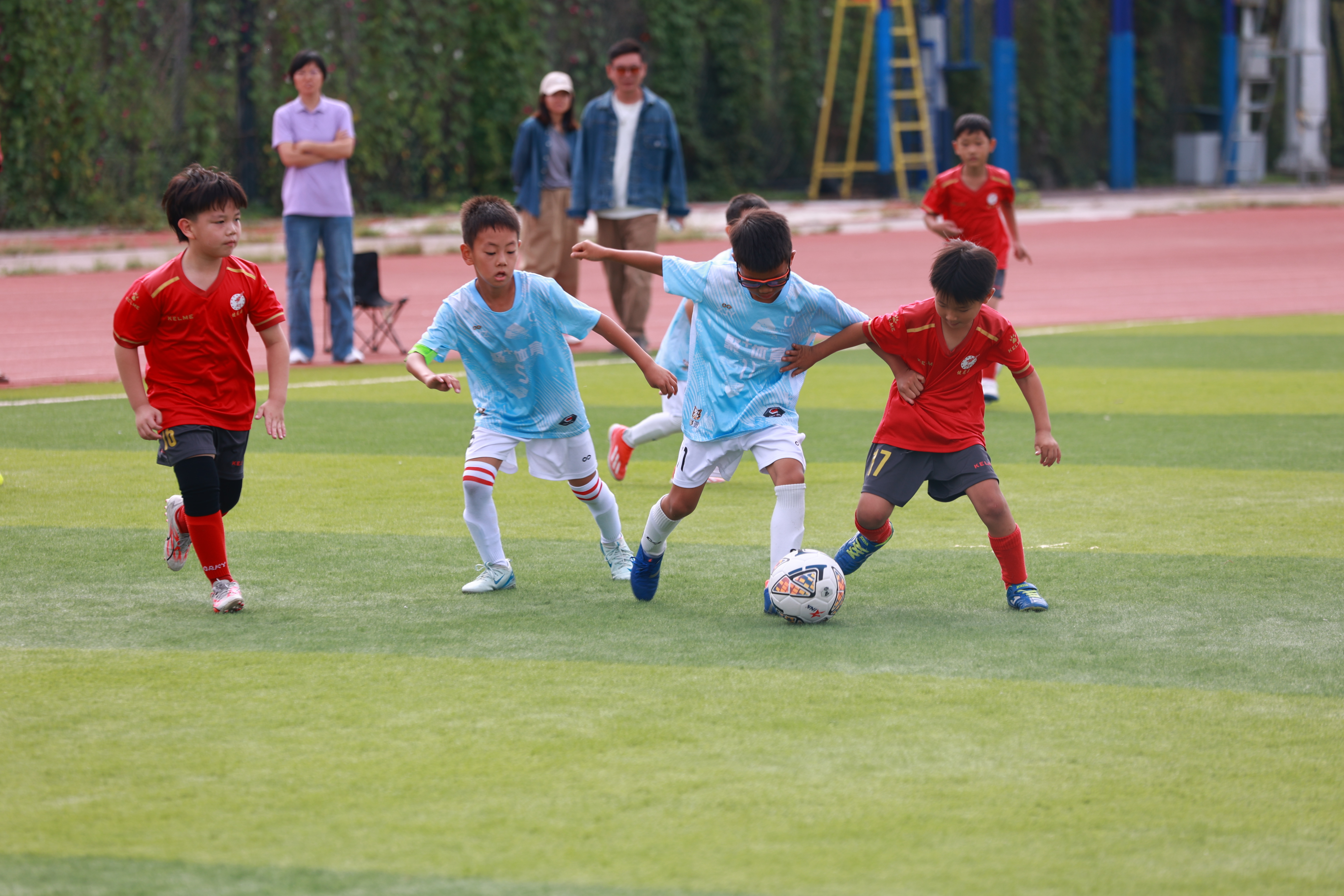 国内足球赛事激烈进行，球员们奋力拼搏