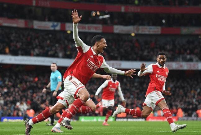 比赛中场上拼抢激烈场面扣人心弦 比赛中场上拼抢激烈场面扣人心弦