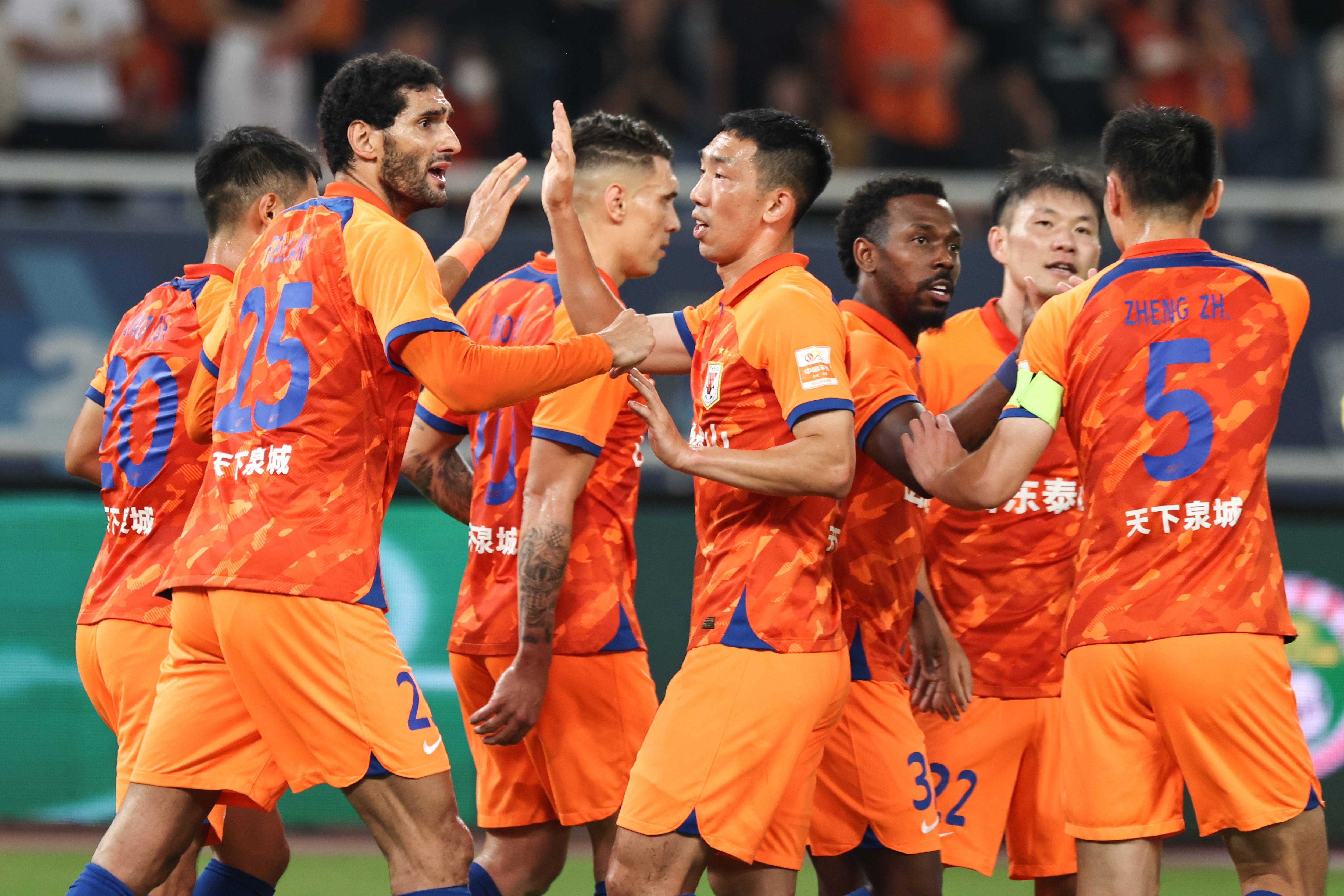 比赛中场上拼抢激烈场面扣人心弦 比赛中场上拼抢激烈场面扣人心弦