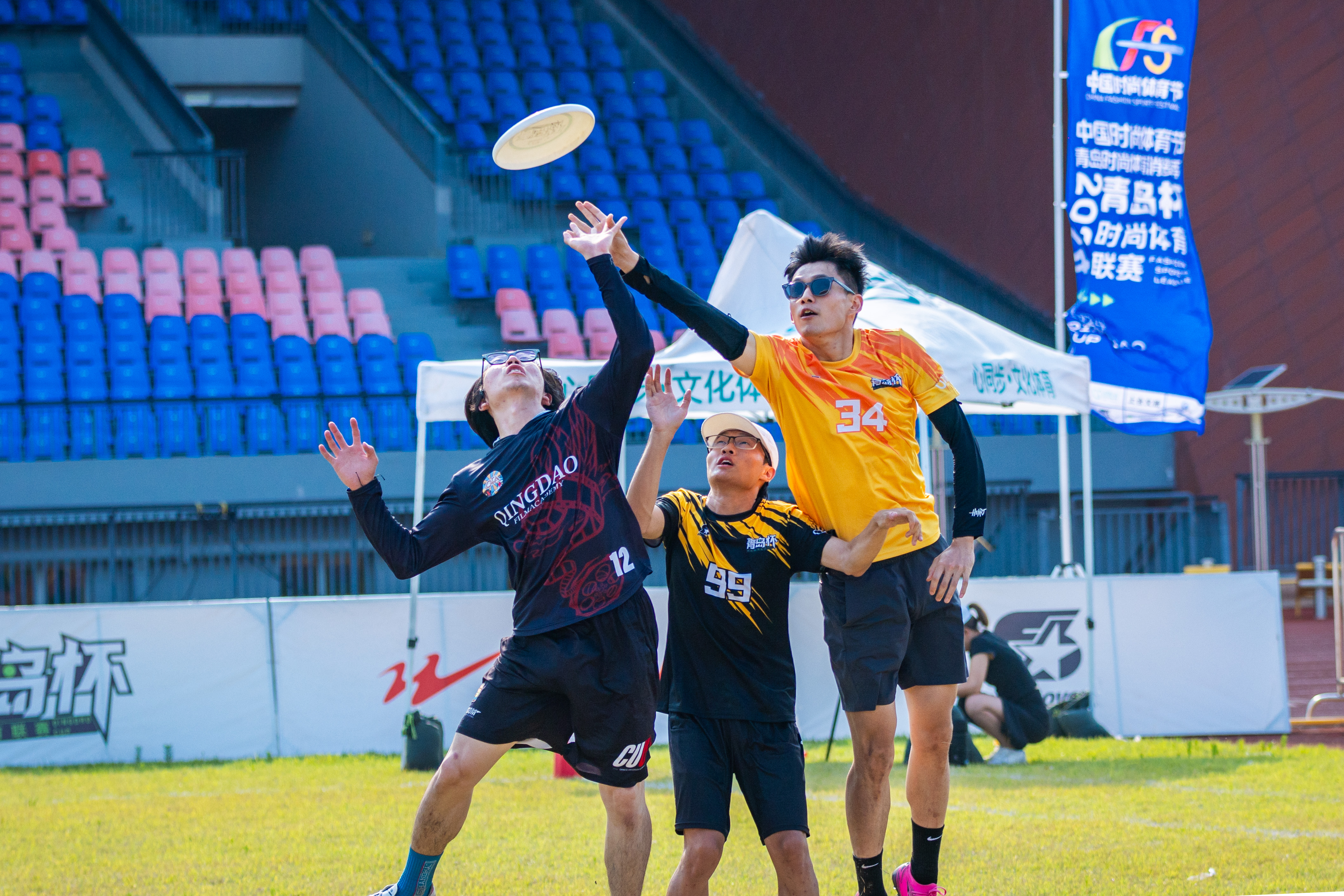 队伍整体表现完美,赢得现场掌声 队伍整体表现完美,赢得现场掌声