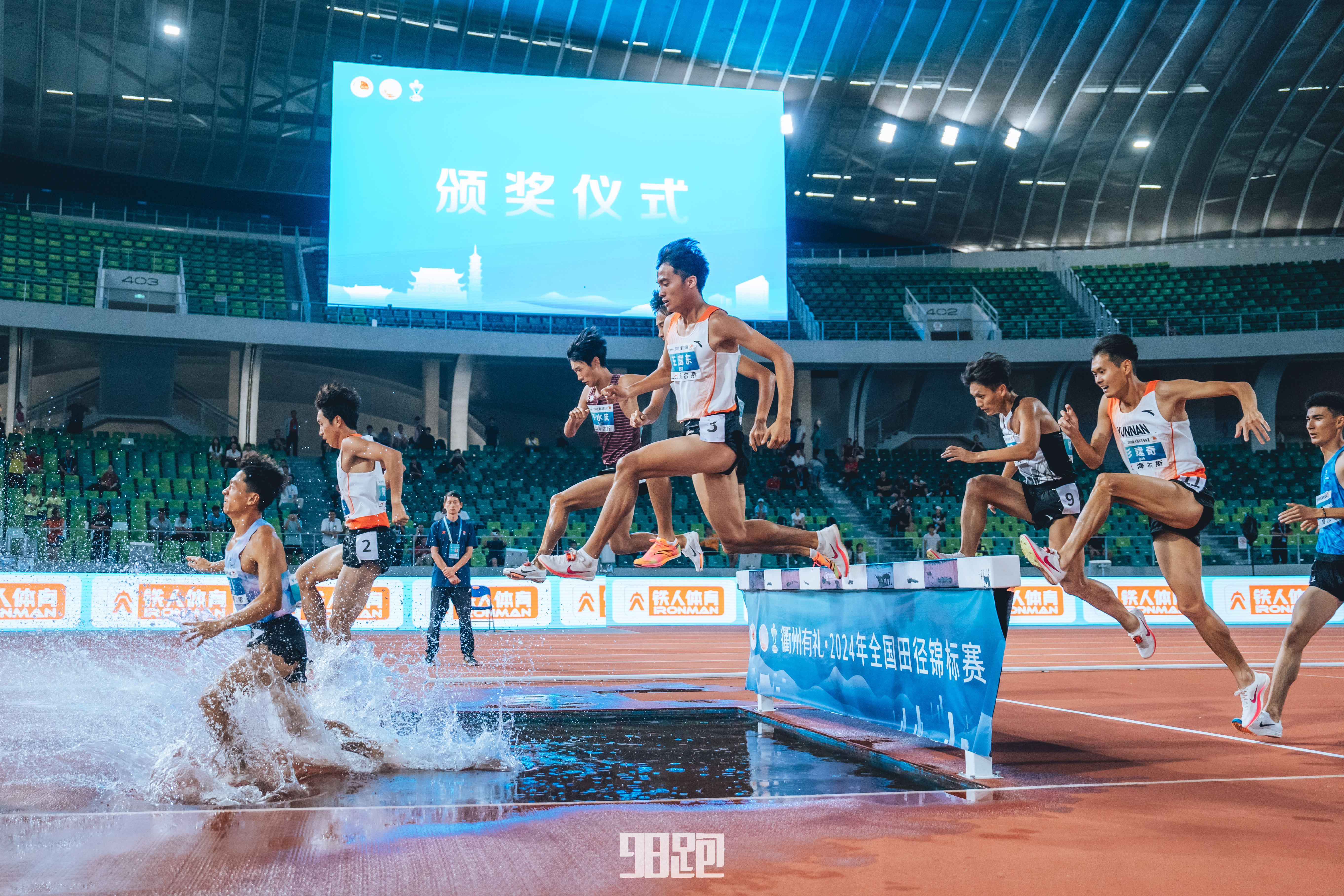 中国田径选手突破自身最好成绩，获奖