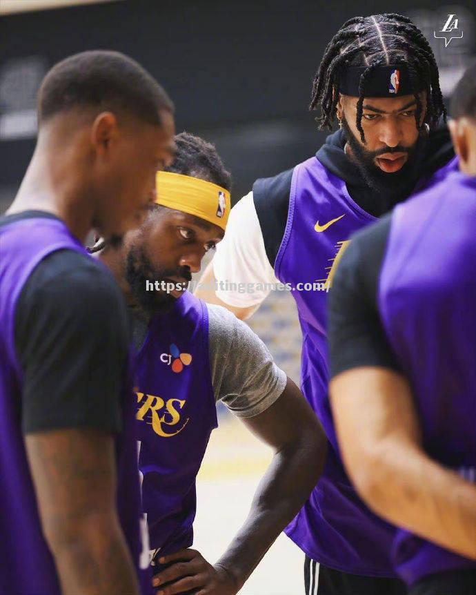 NBA新赛季揭幕战:湖人力克勇士 NBA新赛季揭幕战:湖人力克勇士