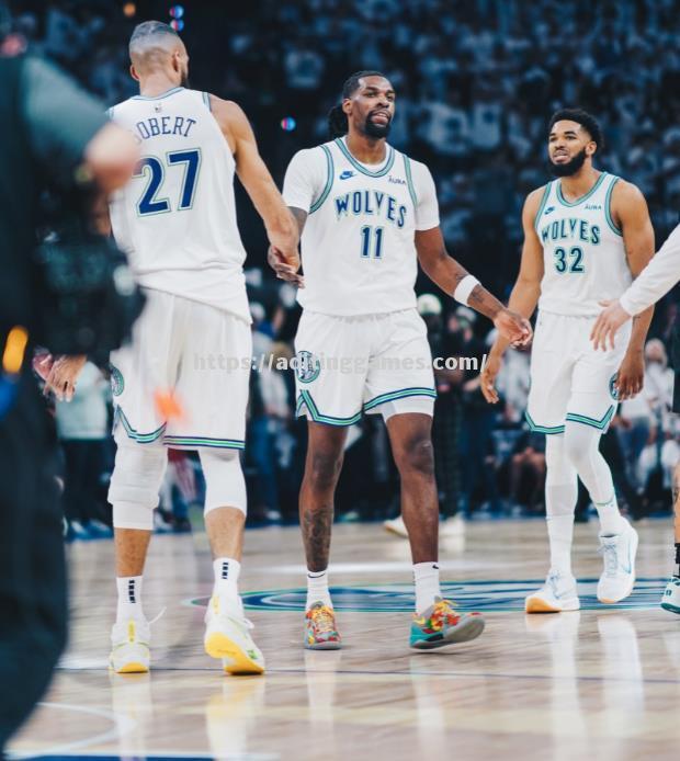 独行侠主场拒绝国王反超,唐斯21+15遭反超 独行侠主场拒绝国王反超,唐斯21+15遭反超