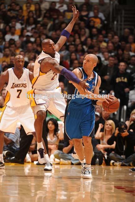 湖人队防守端全面加强,对手难以得分 湖人队防守端全面加强,对手难以得分