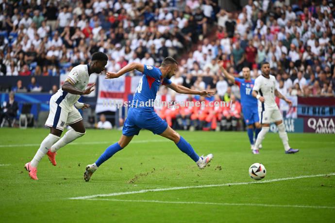 英格兰后卫完成关键抢断制止对方威胁 英格兰后卫完成关键抢断制止对方威胁