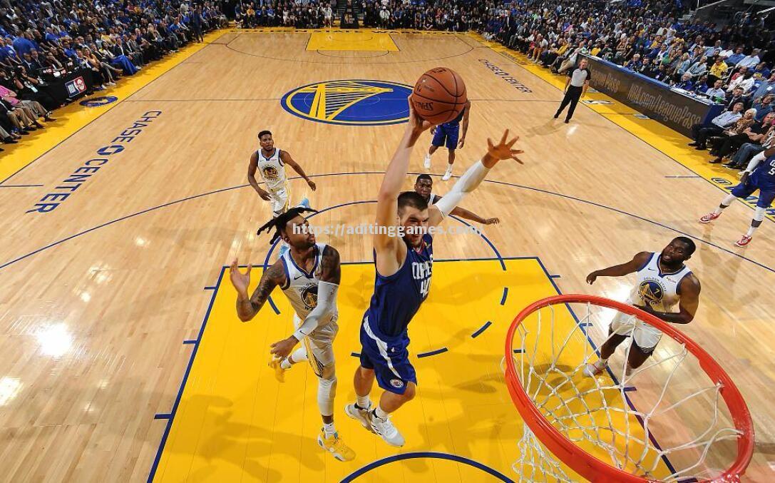 勇士队大胜快船队,总分2-1领先 勇士队大胜快船队,总分2-1领先