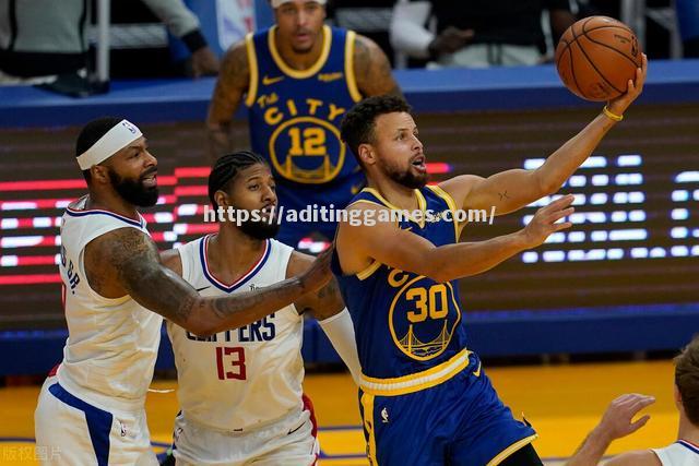 勇士队大胜快船队,总分2-1领先 勇士队大胜快船队,总分2-1领先