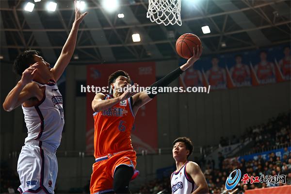 福建男篮备战赛场,全力争取取胜 福建男篮备战赛场,全力争取取胜