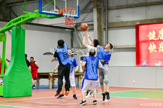 雷恩队员全力以赴,力保领先 雷恩队员全力以赴,力保领先