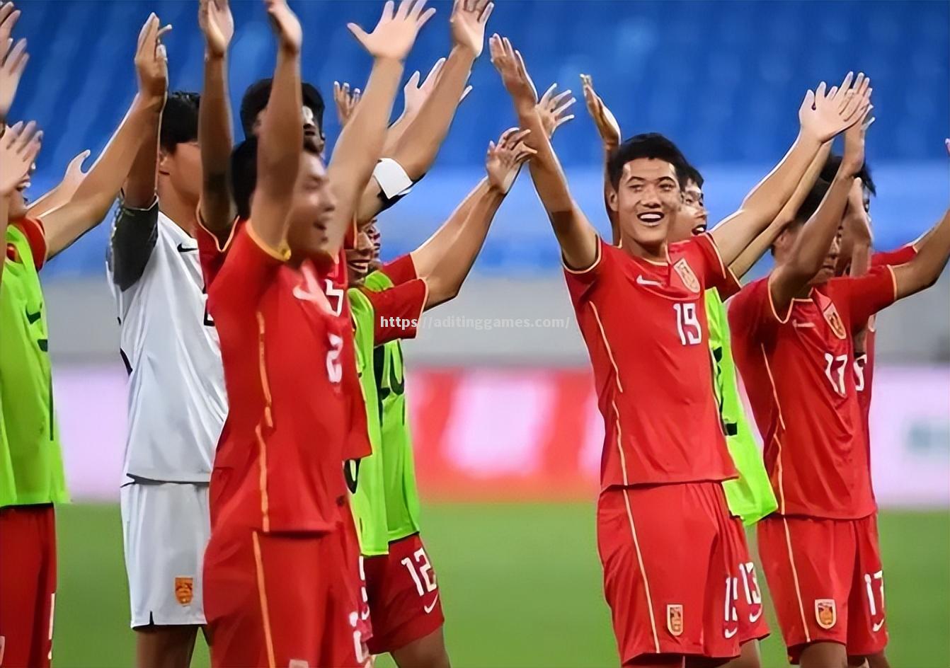 亚洲足球比赛激烈角逐，球员斗志昂扬