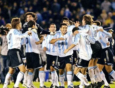 西班牙队在主场迎战德国,全力以赴争夺胜利 西班牙队在主场迎战德国,全力以赴争夺胜利