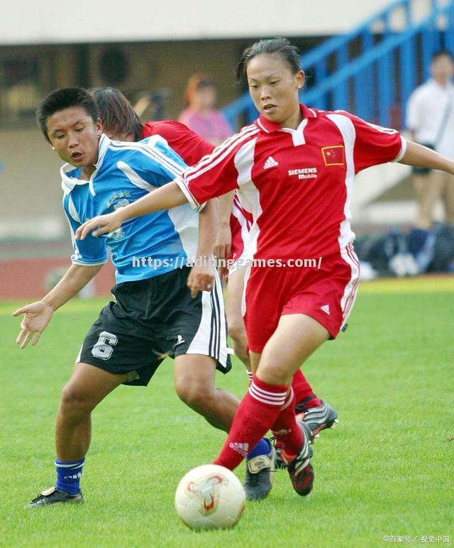 女性足球运动员在比赛中展现出色表现 女性足球运动员在比赛中展现出色表现