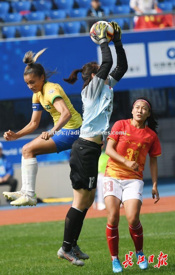 巴西女足队伍奋力拼搏,斩获胜利 巴西女足队伍奋力拼搏,斩获胜利