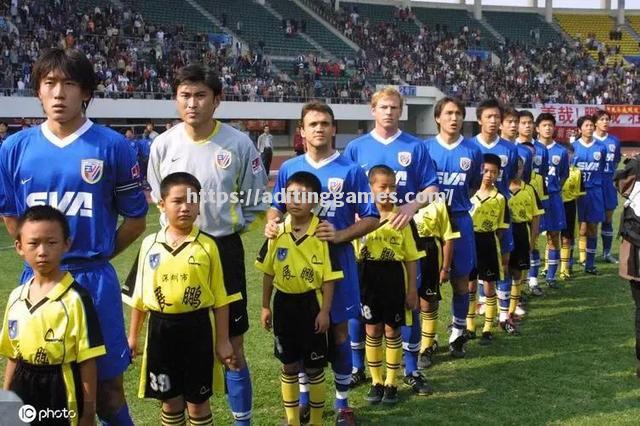 开云体育-上海申花球员表现出色，赢得足球迷喝彩