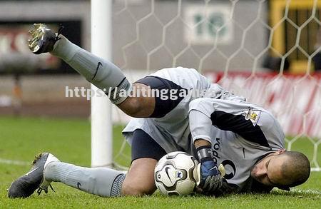 曼联后防线犯错,导致失球连连 曼联后防线犯错,导致失球连连