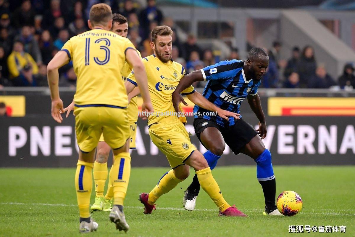 国际足球赛场，女运动员勇攀高峰