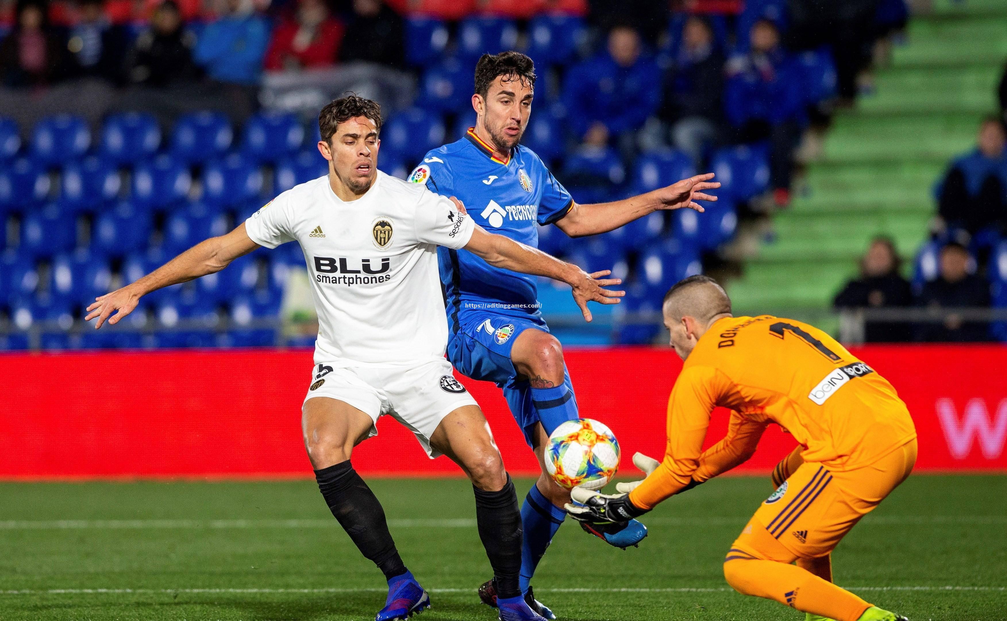 巴萨客场挑战瓦伦西亚，西甲赛场硝烟弥漫